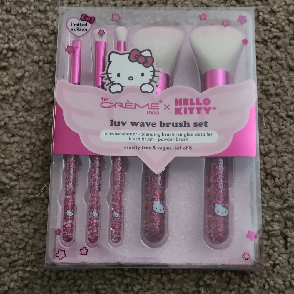NWT LIMITED EDTION HELLO KITTY 5PC VEGAN LUV WAVE BRUSH SET